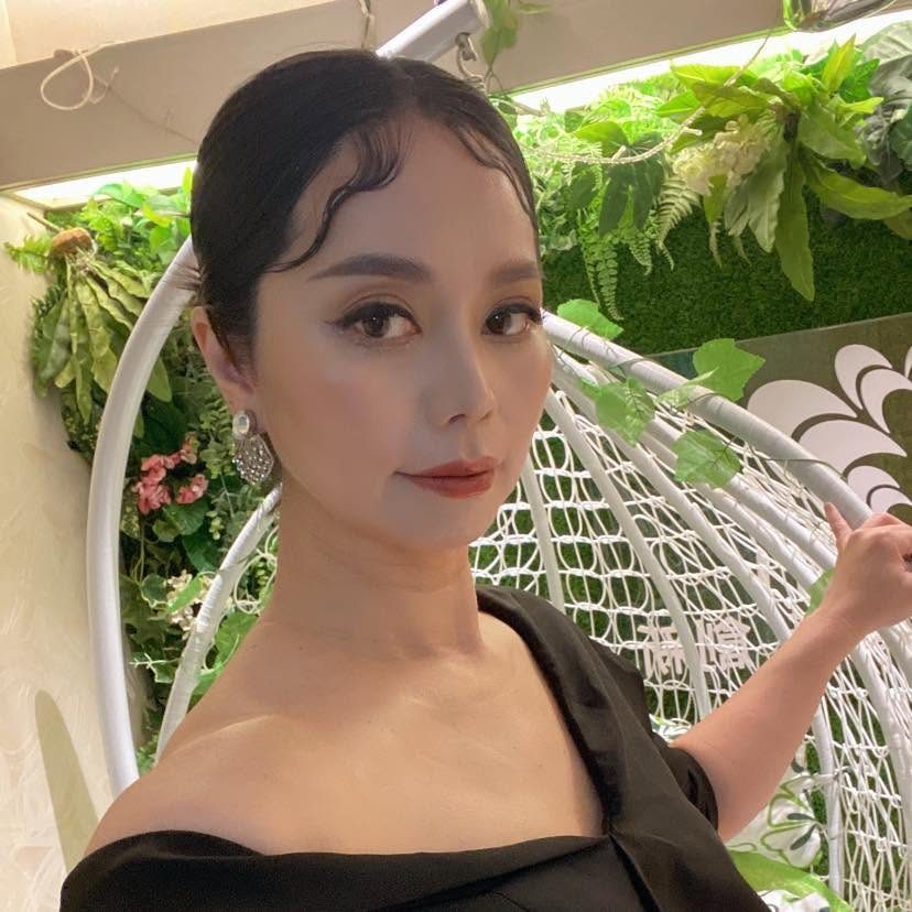 林靈在沛暄棠店內的鞦韆椅