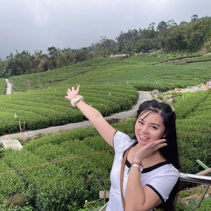 林靈在茶園開心比讚